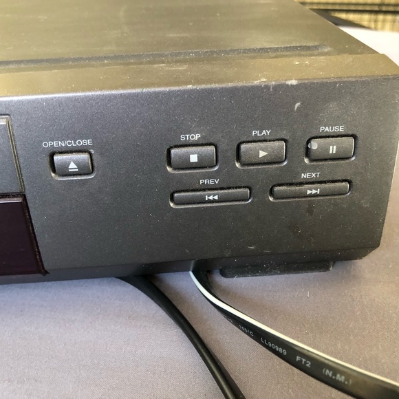 Magnavox DVD/CD Player Model DVD611AT Black Tested No Remote or Cables - Picture 2 of 7